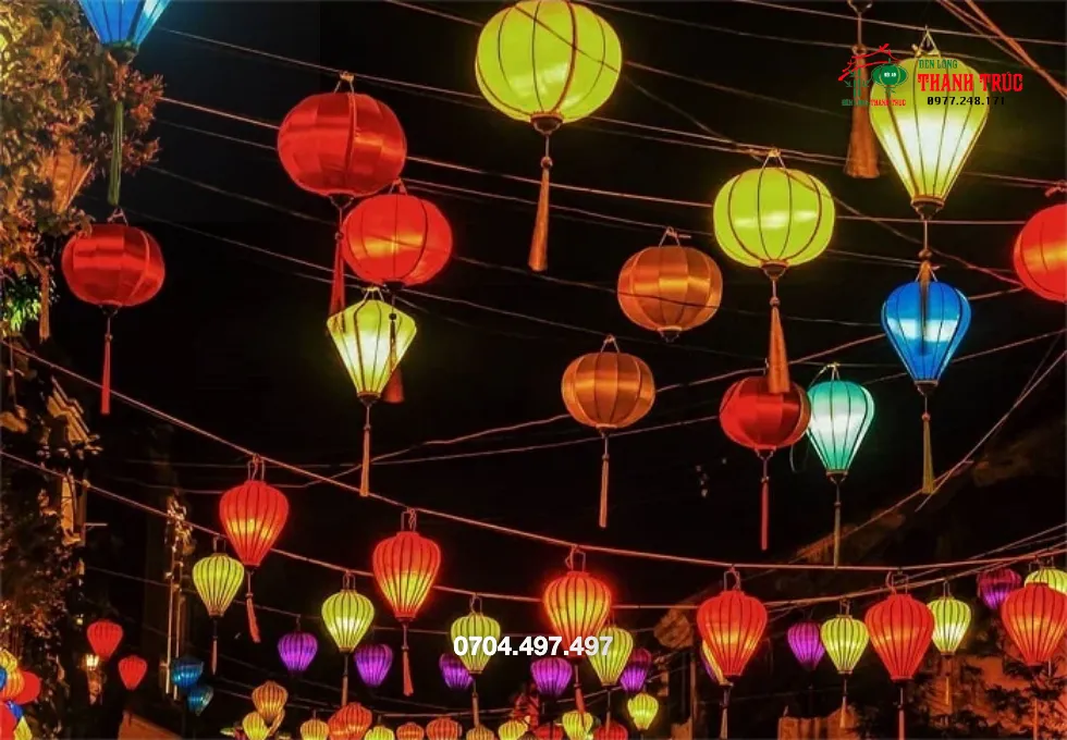 Đèn lồng nhiều màu trang trí sân vườn Đèn lồng nhiều màu rực rỡ treo trang trí dọc lối đi sân vườn quán cafe tạo vẻ lung linh ấn tượng