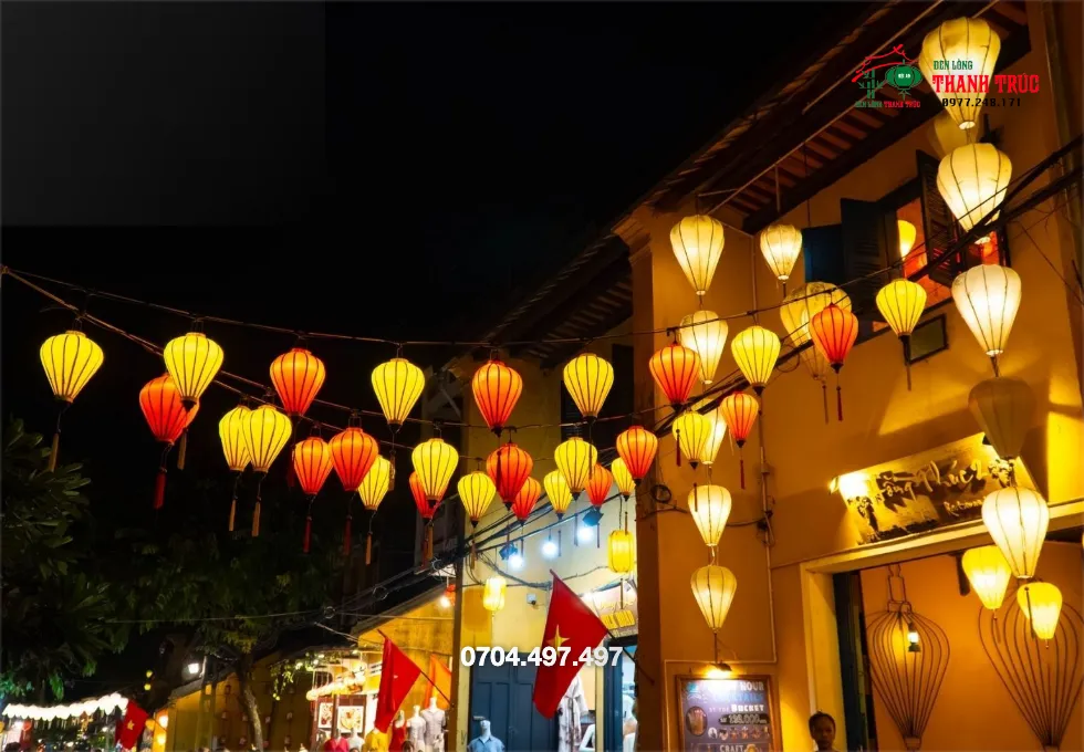 Đèn lồng treo trần nhà hàng sang trọng Trang trí đèn lồng nhiều màu treo trần nhà hàng sang trọng ấm cúng mang không khí tết