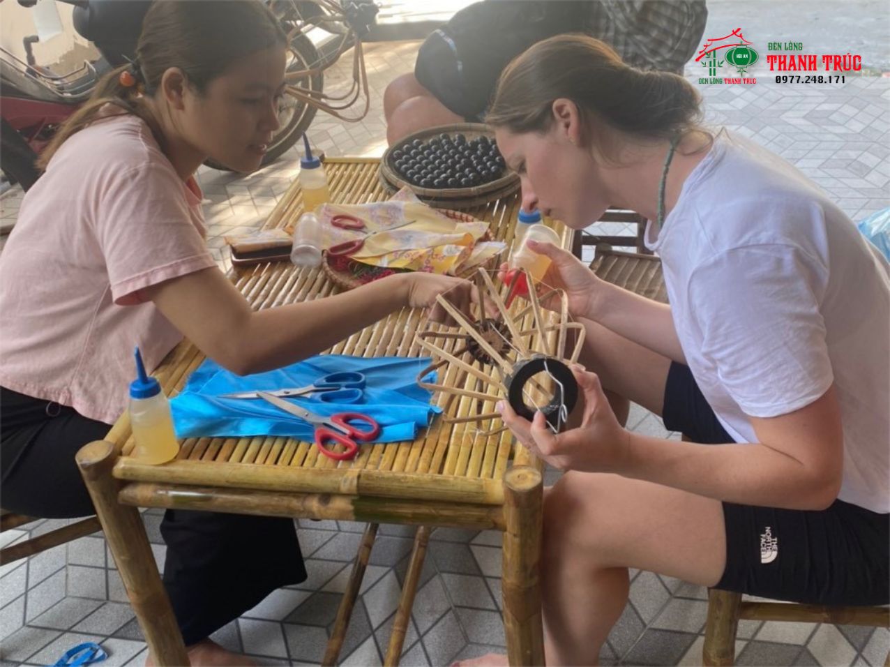 Chuẩn bị dụng cụ vẽ lồng đèn chuyên nghiệp Bộ dụng cụ họa cụ đầy đủ bao gồm màu nước, cọ vẽ chuyên dụng dùng cho khóa học vẽ lồng đèn tại xưởng Thanh Trúc