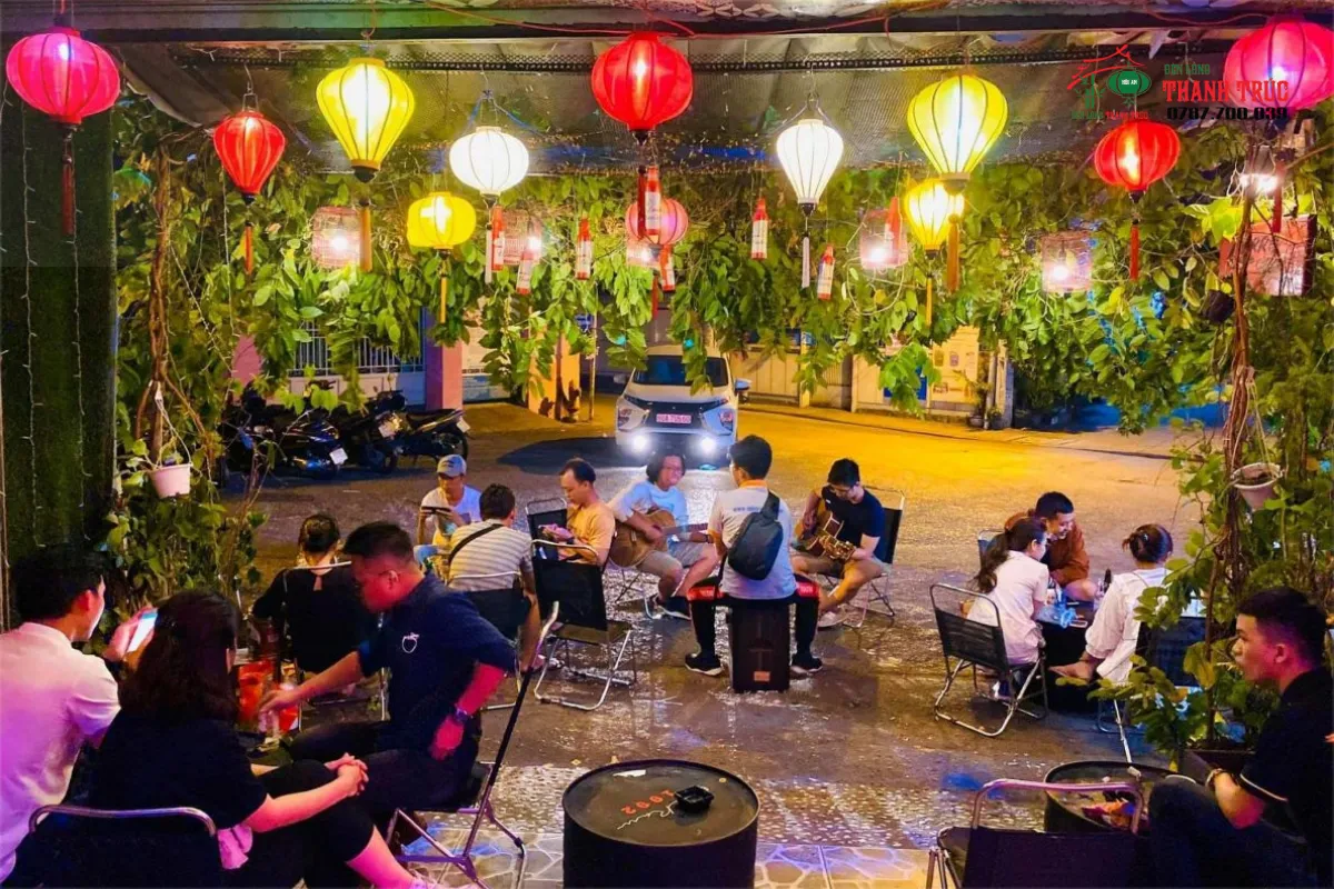 Không gian lung linh cổ kính với lồng đèn Hội An treo quán cafe chất lượng cao từ Thanh Trúc