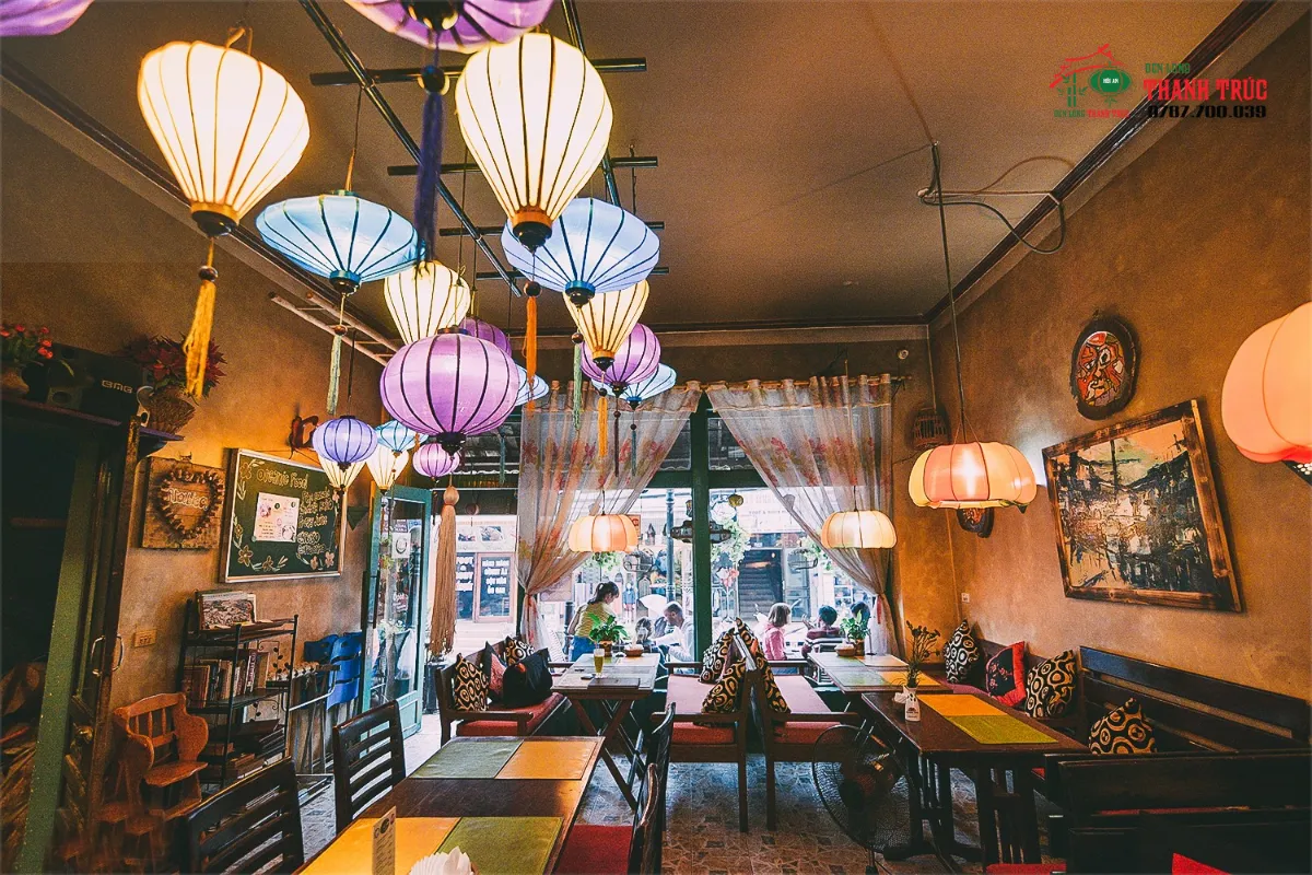 Kinh nghiệm chọn màu sắc và kích thước lồng đèn trang trí quán cafe cân đối hài hòa