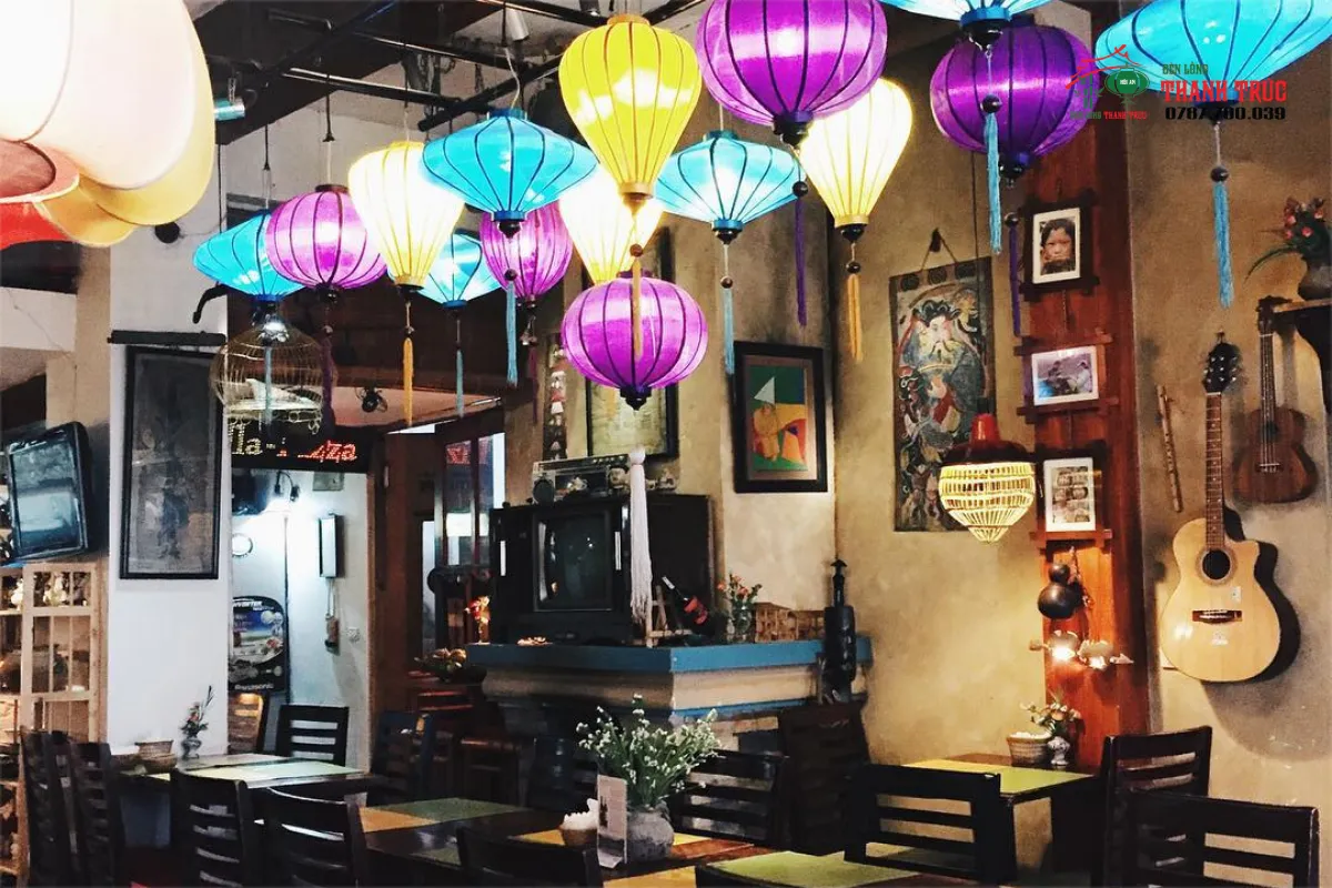 Sắp xếp đèn lồng decor quán cà phê theo phong cách Á Đông truyền thống vô cùng bắt mắt