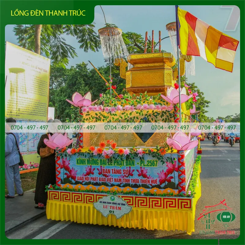 Lồng đèn hoa sen trang trí xe hoa Phật đản: Nghệ thuật di động trên đường phố