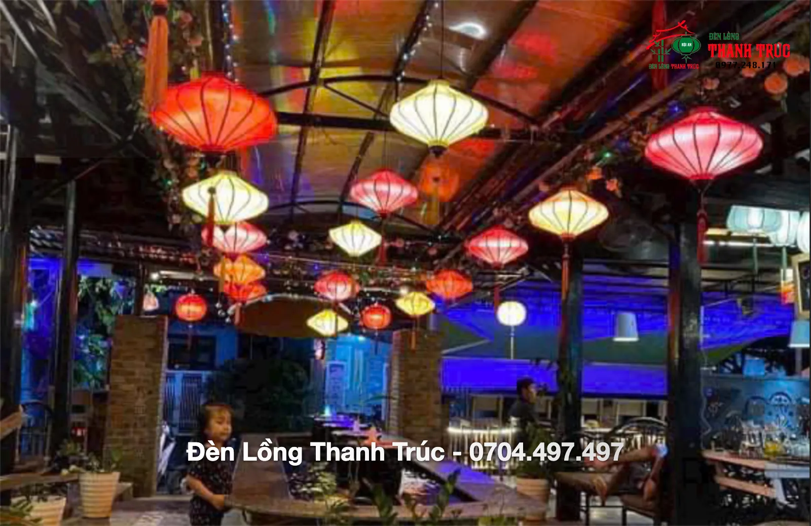 Ý tưởng treo lồng đèn Hội An xen kẽ trong không gian sân vườn quán cafe ngoài trời