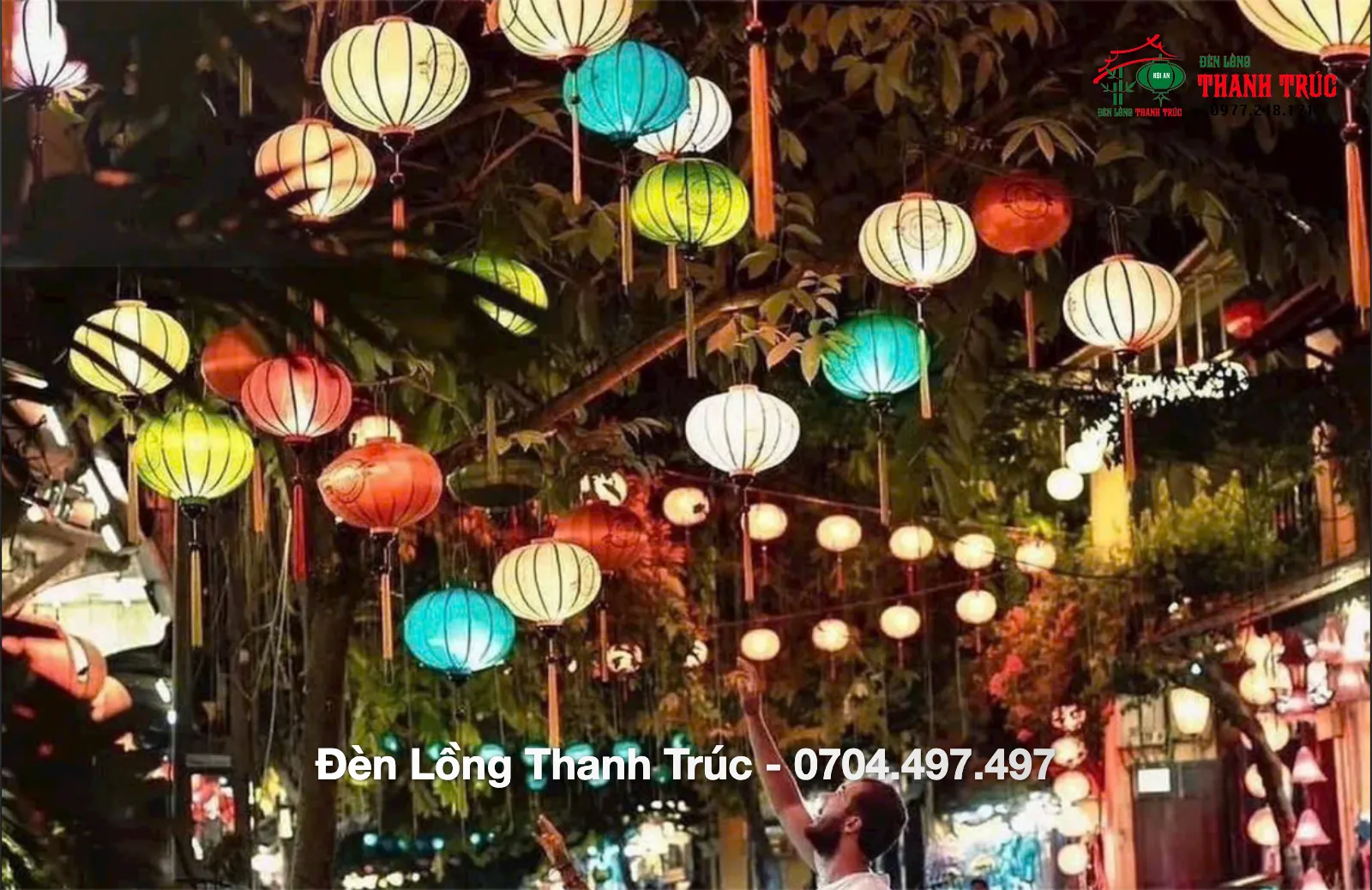 Lồng đèn Hội An hình dù và hình tròn truyền thống mang đậm nét hoài cổ tinh tế