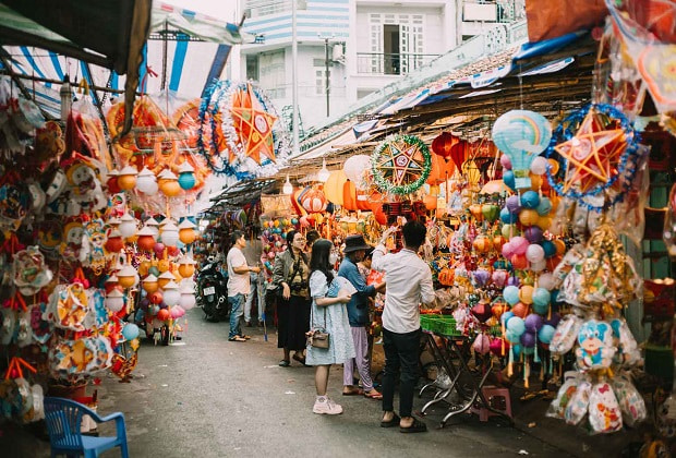 Chợ lồng đèn Sài Gòn 2026 Không gian lung linh tại chợ lồng đèn Sài Gòn nơi hội tụ nhiều mẫu lồng đèn thủ công tinh xảo cho mùa trung thu